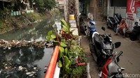 Warga RT 08, RW 09, Jalan Babakan Hantap, Kelurahan Babakan Surabaya, Kecamatan Kiaracondong, Kota Bandung, pun mengeluhkan keberadaan tumpukan sampah di aliran Sungai Cicadas, tersebut.