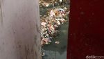 Sungai Cicadas Bandung Dipenuhi Sampah, Berbau dan Air Menghitam