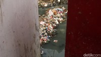 Tumpukan sampah itu mengeluarkan bau tak sedap. Selain sampah bekas kemasan makanan, ada juga bantal bekas bercampur dengan sampah lainnya, Rabu (26/1/2022).