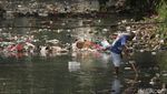 Sungai Cicadas Bandung Dipenuhi Sampah, Berbau dan Air Menghitam