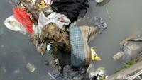 Sofyan berujar, jika menjelang musim kemarau volume air sungai menyusut, sehingga sampah menumpuk di kawasan Babakan Surabaya, karena lokasi tersebut lebih dangkal.