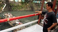Tumpukan sampah itu, dikeluhkan oleh warga. Karena selain mengeluarkan bau tidak sedap, warga juga mengkhawatirkan timbul penyakit akibat keberadaan sampah itu. Tak hanya sampah, warga juga mengeluhkan pembuangan air lindi yang dibuang dari pasar yang ada di Kelurahan Babakan Surabaya. Mewakili warga, ia berharap jika sungai tersebut bebas sampah dan tidak ada lagi orang yang buang sampah sembarangan, apalagi ke aliran sungai.