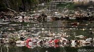 Sungai Cicadas Bandung Dipenuhi Sampah, Berbau dan Air Menghitam