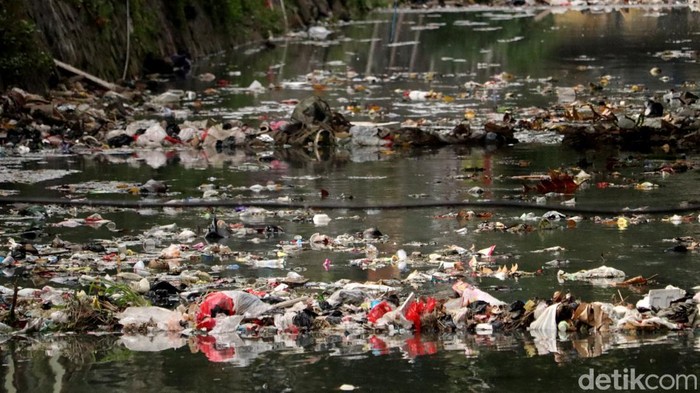 Sampah menumpuk di aliran Sungai Cicadas, Bandung, Jawa Barat. Tumpukan sampah itu dikeluhkan warga karena bau dan juga dikhawatirkan menimbulkan penyakit.