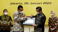 Direktur Utama Bank BTN Haru Koesmahargyo didampingi Direktur Distribution and Retail Funding Bank BTN Jasmin bertukar cinderamata usai memberikan bantuan secara simbolis kepada Direktur Utama Rumah Sakit Fatmawati Andi Saguni di Jakarta, Rabu (26/1).