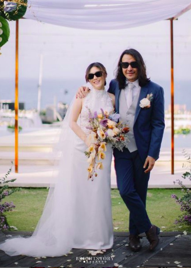 Selain kacamata hitam, anak pasangan penyanyi Diana Nasution dan Minggus Tahitoe itu terlihat mengenakan setelan jas berwarna biru. Ia pun menyelipkan bunga seperti yang dibawa sang istri di bagian kantoang yang menambah kesan romantis. Foto: dok. The Brightstory