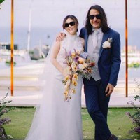 Selain kacamata hitam, anak pasangan penyanyi Diana Nasution dan Minggus Tahitoe itu terlihat mengenakan setelan jas berwarna biru. Ia pun menyelipkan bunga seperti yang dibawa sang istri di bagian kantoang yang menambah kesan romantis. Foto: dok. The Brightstory