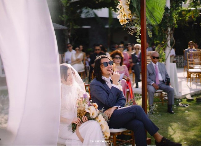 Berbeda dengan suaminya, Cindy tak selalu menggunakan kacamata dalam prosesi pemberkatan pernikahan. Terlihat jika Cindy tampil dengan makeup yang flawless. Foto: dok. The Brightstory