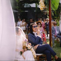 Berbeda dengan suaminya, Cindy tak selalu menggunakan kacamata dalam prosesi pemberkatan pernikahan. Terlihat jika Cindy tampil dengan makeup yang flawless. Foto: dok. The Brightstory