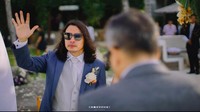 Ello terlihat memakai setelan jas berwanra biru dongker lengkap dengan kacamata hitam. Rambutnya yang sebahu dibiarkan tergerai. Foto: dok. The Brightstory