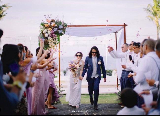 Foto-foto pernikahan Ello dan Cindy Maria baru-baru ini diunggah oleh The Bright Story. Dari sejumlah unggahan, bukan hanya Ello dan Cindy yang memakai kacamata tapi juga para tamu undangan. Foto: dok. The Brightstory