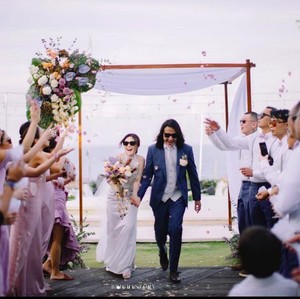 Gaya Unik Ello dan Istri Saat Menikah di Bali, Kompak Pakai Kacamata Hitam