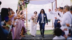 Gaya Unik Ello dan Istri Saat Menikah di Bali, Kompak Pakai Kacamata Hitam