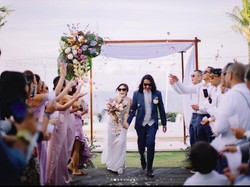Gaya Unik Ello dan Istri Saat Menikah di Bali, Kompak Pakai Kacamata Hitam