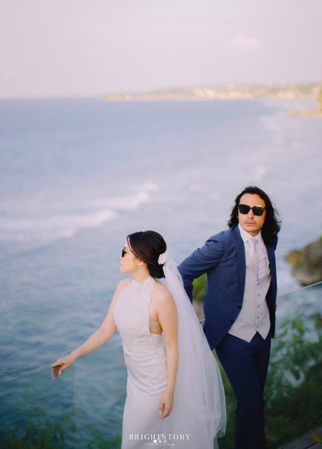 Penyanyi Ello atau Marcello Tahitoe baru saja meminang wanita bernama Cindy Maria. Digelar di Bali, Ello dan Cindy memilih konsep outdoor berlatar pemandangan pantai yang indah. Menyesuaikan lokasi, mereka kompak memakai kacamata hitam. Foto: dok. The Brightstory