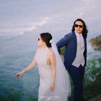 Penyanyi Ello atau Marcello Tahitoe baru saja meminang wanita bernama Cindy Maria. Digelar di Bali, Ello dan Cindy memilih konsep outdoor berlatar pemandangan pantai yang indah. Menyesuaikan lokasi, mereka kompak memakai kacamata hitam. Foto: dok. The Brightstory