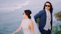 Setelah menikah, Ello dan Cindy Maria mengabadikan momen mereka sebagai pasangan suami istri dengan latar belakang laut. Foto: dok. The Brightstory