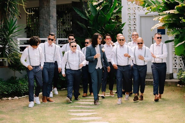 Ini gaya pelantun Pergi untuk Kembali berusia 38 tahun tersebut dan para groomsmen yang kompak mengenakan kacamata hitam. Foto: Instagram @thebrightstory