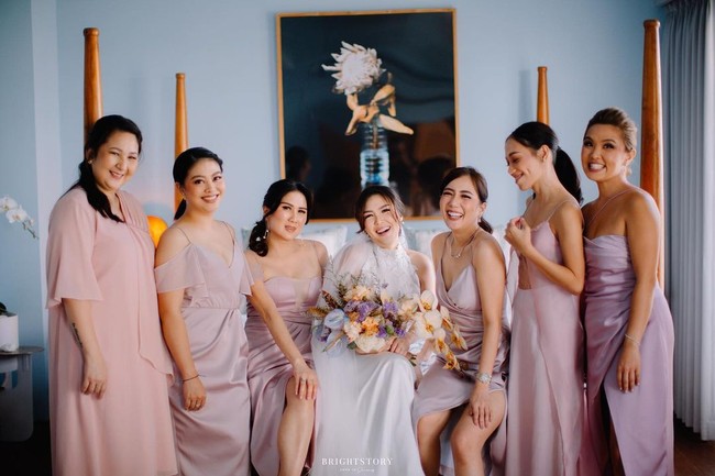 FBegini gaya Cindy dengan para bridesmaid yang menegnakan busana bernuansa pastel. oto: Instagram @thebrightstory