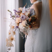 Sedangkan istrinya, Cindy Maria, memakai gaun pernikahan putih berkerah halter. Busana dari rancangan desainer Trifena Stephanie tersebut terlihat hadir dengan detail sulaman bunga yang cantik.Foto: Instagram @thebrightstory