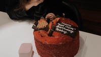 Saat Cindy Maria ulang tahun, Ello memberikan kejutan berupa cake red velvet dengan topping cokelat dan strawberry. Ia juga memberikan lilin sebagai pelengkap.  Foto: Instagram @marcello_tahitoe