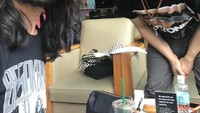 Ello yang saat ini menginjak usia 38 tahun ini juga hobi hangout. Ia dan temannya memilih santai ngobrol di Starbucks. Segelas kopi pun jadi pilihan Ello.  Foto: Instagram @marcello_tahitoe