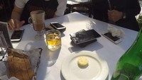 Kopi dan roti jadi pilihan Ello saat nongkrong bareng temannya. Keduanya tampak sangat dekat sehingga sering terlihat hangout bareng. Foto: Instagram @marcello_tahitoe