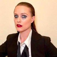 Wood mengungkapkan cerita pelecehan seksual yang dialaminya itu lewat film dokumenter berjudul Phoenix Rising yang akan tayang di HBO. Dia mengatakan bahwa kejadian tersebut terjadi di 2007 dalam pembuatan video klip Marilyn Manson yang berjudul Heart-Shaped Glasses. Foto: dok. Instagram/@evanrachelwood