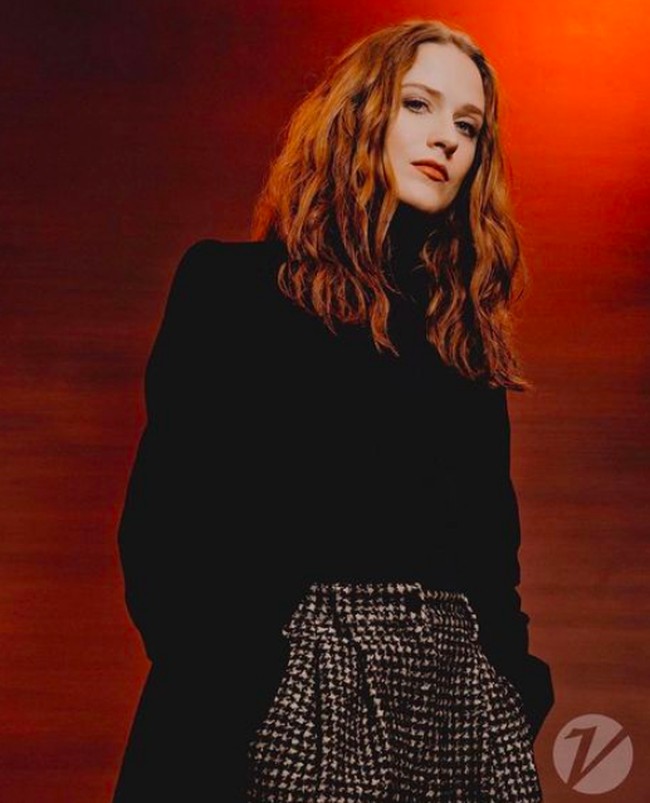 “Kami telah membahas simulasi adegan seks, tetapi begitu kamera diputar, dia mulai melakukan penetrasi sungguhan. Aku tidak pernah menyetujui itu,” kenang Wood. Foto: dok. Instagram/@evanrachelwood