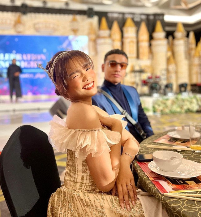 Dalam acara gathering MS Glow, perusahaan kosmetik milik Shandy Purnamasari dan Gilang Juragan 99 itu Fuji tampil cantik dalam balutan dress sabrina berwarna gold. Penampilannya itu pun banjir pujian netizen. cinderella banget gatuu jiakh, komentar salah seorang netizen. CANTIK BANGET TOLONG, tambah netizen lainnya. Foto: Instagram/@fuji_an