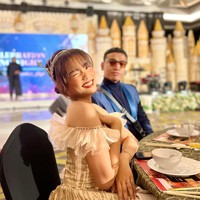 Dalam acara gathering MS Glow, perusahaan kosmetik milik Shandy Purnamasari dan Gilang Juragan 99 itu Fuji tampil cantik dalam balutan dress sabrina berwarna gold. Penampilannya itu pun banjir pujian netizen. cinderella banget gatuu jiakh, komentar salah seorang netizen. CANTIK BANGET TOLONG, tambah netizen lainnya. Foto: Instagram/@fuji_an