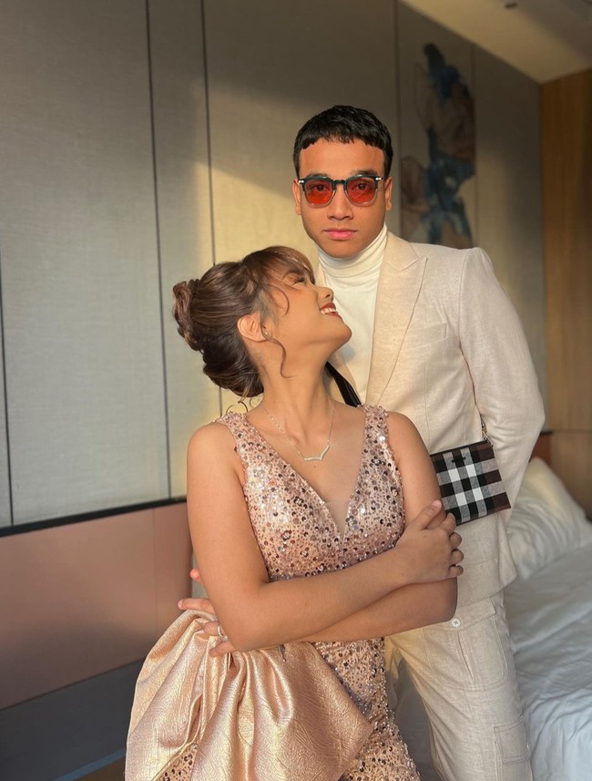 Fuji pun tampak berpose bersama sang kakak, Fadly Faisal. Penampilan keduanya terlihat kompak dalam busana berwarna senada. Saking kompaknya, tak sedikit netizen yang dibuat iri melihat kedekatan antara adik dan kakak yang satu ini. Foto: Instagram/@fuji_an