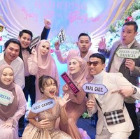 Tak lupa Fuji juga berfoto bersama para tamu undangan yang hadir. Dengan rambut yang dicepol ke atas dan poni depan, penampilan Fuji terlihat imut. Gaun yang dikenakannya pun membuat Fuji makin terlihat cantik bak seorang putri. Foto: Instagram/@fuji_an