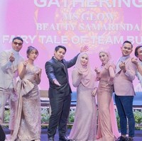 Taburan manik-manik pada gaun yang dikenakan oleh Fuji membuat penampilannya terlihat semakin elegan. Pada bagian pinggangnya terdapat pita yang cukup besar yang diletakkan di bagian samping. Foto: Instagram/@fuji_an