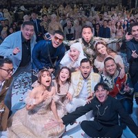 Saat berpose bersama para tamu undangan yang hadir, Fuji tampak duduk di sebelah Chika. Para tamu undangan tampak kompak mengenakan pakaian bak raja dan ratu.  Foto: Instagram/@fuji_an