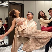 Dalam acara gathering MS Glow itu Fuji memang terlihat mengenakan dua gaun yang berbeda. Begini penampilannya saat digendong oleh Fadly. Di sebelahnya terlihat Kevin Aprilio yang juga tengah menggendong Widy Vierra. Foto: Instagram/@fuji_an