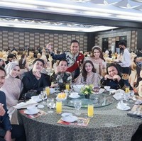 Saat makan bersama Fuji tampak satu meja dengan Keanu, Chika, dan para influencer lainnya. Fuji tampak duduk disebelah sang kaka, Fadly yang mengenakan turtle neck hitam yang dipadukan jas berwarna navy. Foto: Instagram/@fuji_an