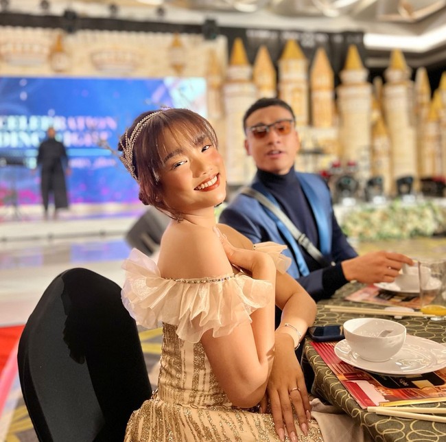 Nama Fuji kini sudah semakin dikenal masyarakat. Dirinya seringkali terlihat diundang ke berbagai acara on air maupun off air. Seperti yang baru-baru ini terlihat, Fuji tampak menghadiri acara gathering perusahaan kosmetik bersama sang kakak, Fadly Faisal. Foto: Instagram/@fuji_an