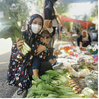 Atalia Praratya, istri Gubernur Jawa Barat Ridwan Kamil mengunggah momen dirinya belanja di pasar kaget usai jalan pagi di area sekitar tempat tinggalnya. Atalia tampil stylish dalam balutan jaket parka dari brand lokal Calla The Label. Foto: Dok. Instagram @ataliapr
