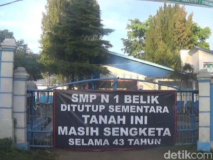 Gerbang SMP N 1 Belik di disegel ahli waris.