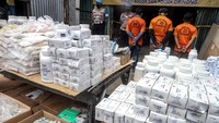 Tersangka dan barang bukti obat keras ilegal diperlihatkan kepada media saat pengungkapan kasus industri rumahan obat keras ilegal di Ruko kawasan Cikaret, Cibinong, Kabupaten Bogor, Jawa Barat, Rabu (26/1/2022).