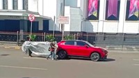 Dalam sebuah foto yang diunggah akun instagram @bang_koboi, mobil yang diduga all new Honda HR-V berkelir merah terangkap kamera sedang melakukan syuting di Jakarta. Dari samping tampak jelas garis desain itu sangat identik dengan Honda HR-V terbaru yang sudah meluncur lebih dulu di Jepang. Foto: Instagram @bang_koboi