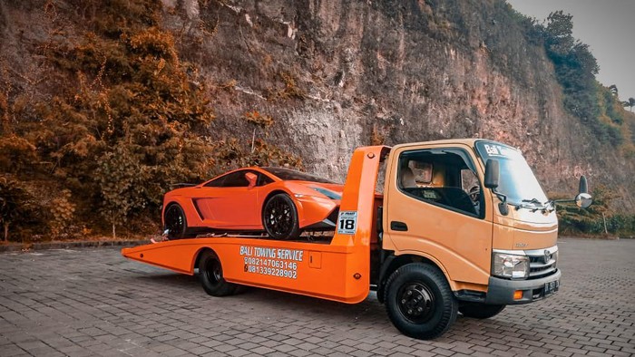 Ilustrasi mobil ditowing