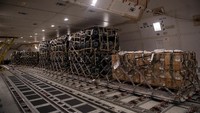 Diketahui, bantuan militer yang berupa amunisi, senjata, dan peralatan lainnya itu dikirim AS ke Ukraina untuk membantu negara yang dipimpin Volodymyr Zelensky itu menghadapi ancaman serangan Rusia. Roland Balik/U.S. Air Force via AP.