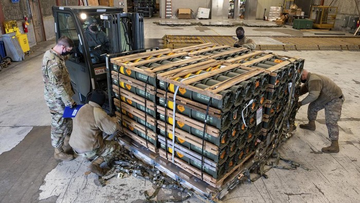 Ini Senjata yang Dikirim AS untuk Bantu Ukraina Hadapi Ancaman Invasi Rusia In this image provided by the U.S. Air Force, Airmen and civilians from the 436th Aerial Port Squadron palletize ammunition, weapons and other equipment bound for Ukraine during a foreign military sales mission at Dover Air Force Base, Del., Jan. 21, 2022. Since 2014, the U.S. has committed more than $5.4 billion in total assistance to Ukraine, including security and non-security assistance.(Mauricio Campino/U.S. Air Force via AP)