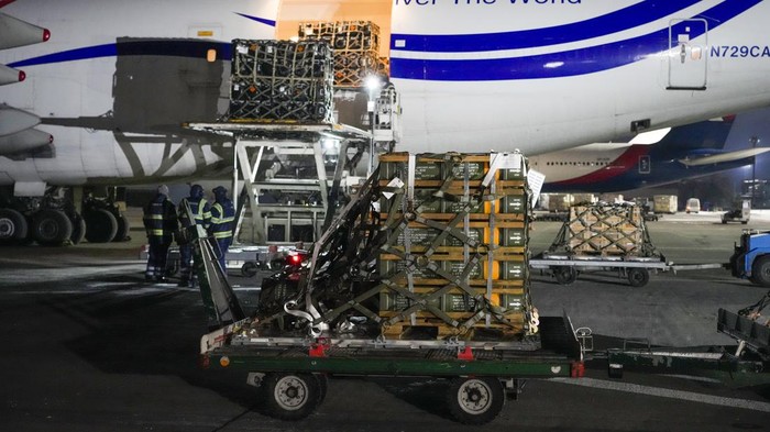 Ini Senjata yang Dikirim AS untuk Bantu Ukraina Hadapi Ancaman Invasi Rusia In this image provided by the U.S. Air Force, Airmen and civilians from the 436th Aerial Port Squadron palletize ammunition, weapons and other equipment bound for Ukraine during a foreign military sales mission at Dover Air Force Base, Del., Jan. 21, 2022. Since 2014, the U.S. has committed more than $5.4 billion in total assistance to Ukraine, including security and non-security assistance.(Mauricio Campino/U.S. Air Force via AP)