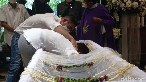 Isak tangin Nurul Arifin saat misa penutupan Peti Maura Isak tangin Nurul Arifin saat misa penutupan Peti Maura