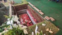 Suami Nurul Arifin, Mayong Suryo Laksono mengatakan Maura telah memilih jalannya dan mendahului semua pada usia 27 tahun. Mayong juga mengatakan dengan segala keinginan Maura yang belum tercapai, Mayong harus melepaskan dan merelakan Maura.