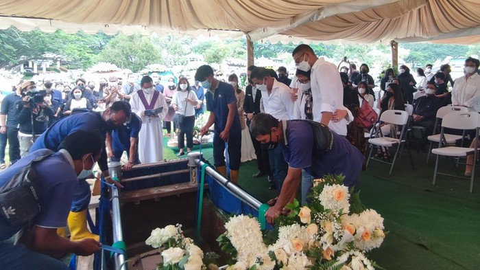 Isak tangis iringi prosesi pemakaman putri sulung Nurul Arifin, Maura Magnalia Madyaratri.
