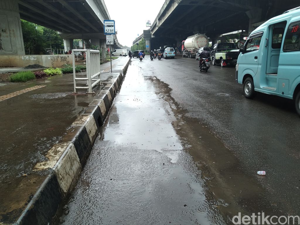 Jl DI Panjaitan, Cipinang Besar Selatan, Jaktim, tempat 'genangan aneh', 26 Januari 2022. (Rifqi Mahdi Rizqullah/detikcom)
